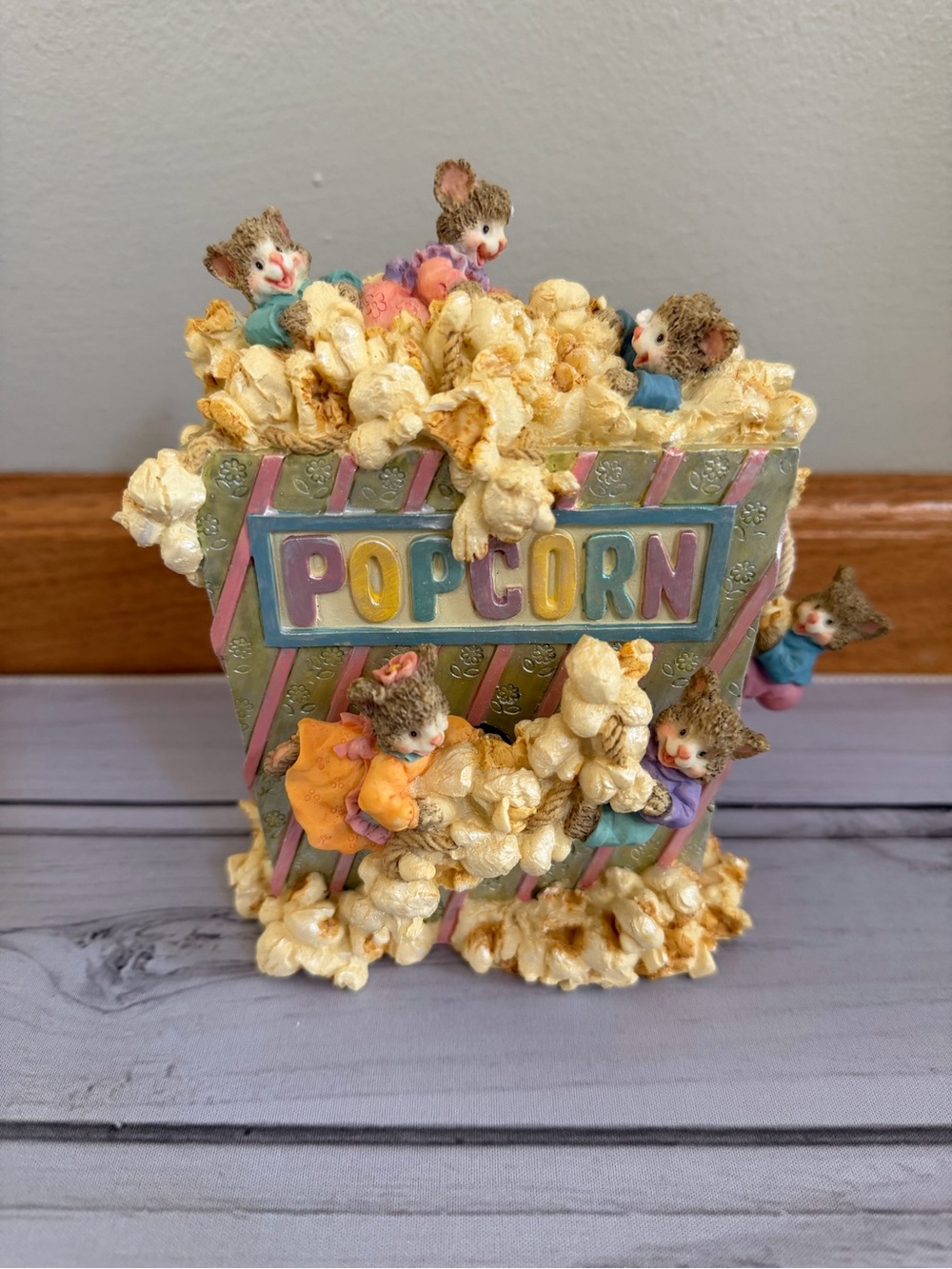 Vintage House of Lloyd 1999 The popcorn party wind up music box & original box